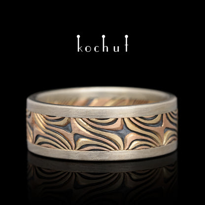 Leuchten der östlichen Sterne — Mokume-Ring aus Gelb-, Rotgold und graviertem, oxidiertem Silber mit Rändern aus Weißgold