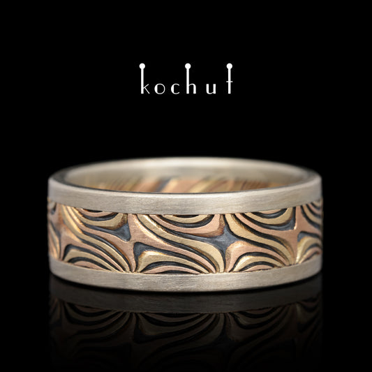 Leuchten der östlichen Sterne — Mokume-Ring aus Gelb-, Rotgold und graviertem, oxidiertem Silber mit Rändern aus Weißgold