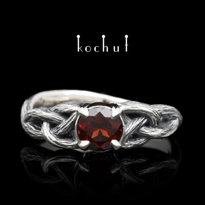 Dana — Ring aus oxidiertem Silber mit Pyrop-Garnet, mit Oxidation überzogen