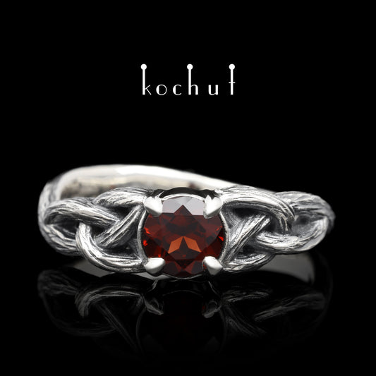 Dana — Ring aus oxidiertem Silber mit Pyrop-Garnet, mit Oxidation überzogen