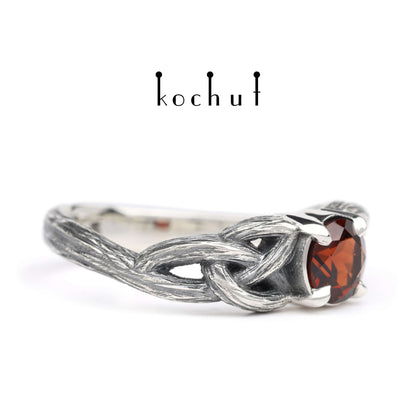 Dana — Ring aus oxidiertem Silber mit Pyrop-Garnet, mit Oxidation überzogen