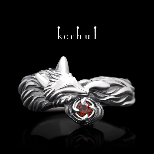 Kleiner Fuchs — Ring aus oxidiertem Silber mit Granat