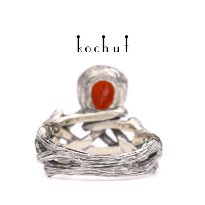 Galadriel — Ring aus Weißgold mit Granat, beschichtet mit schwarzem Rhodium