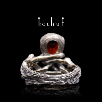 Galadriel — Ring aus Weißgold mit Granat, beschichtet mit schwarzem Rhodium