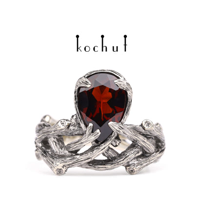 Galadriel — Ring aus Weißgold mit Granat, beschichtet mit schwarzem Rhodium