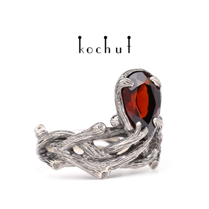 Galadriel — Ring aus Weißgold mit Granat, beschichtet mit schwarzem Rhodium