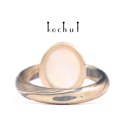 Haiku — Mokume-Ring aus Rotgold, graviertem und oxidiertem Silber mit Opal