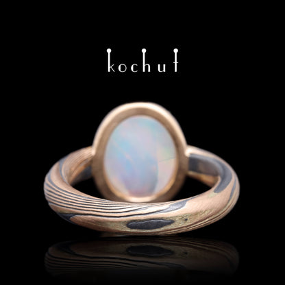 Haiku — Mokume-Ring aus Rotgold, graviertem und oxidiertem Silber mit Opal