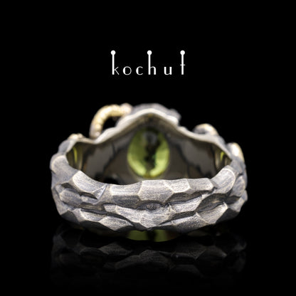 Versuchung — Ring aus Weiß- und Gelbgold mit gelbem Saphir, überzogen mit schwarzem Rhodium