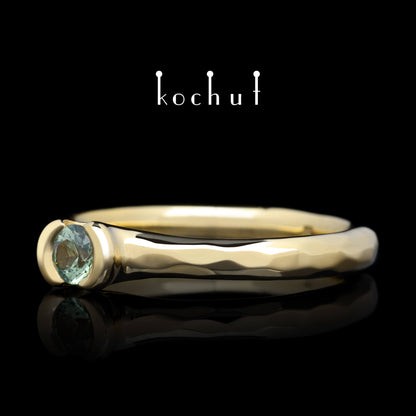 Absolute — Verlobungsring aus gelbem 18K Gold mit grünem Saphir