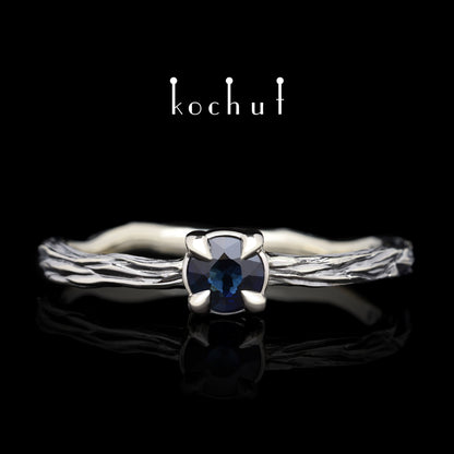 Winterzweig — Weißgoldring mit Saphir, beschichtet mit schwarzem Rhodium