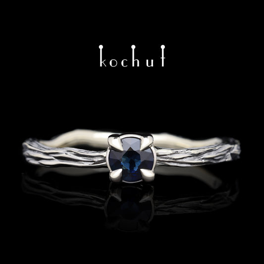 Winterzweig — Weißgoldring mit Saphir, beschichtet mit schwarzem Rhodium
