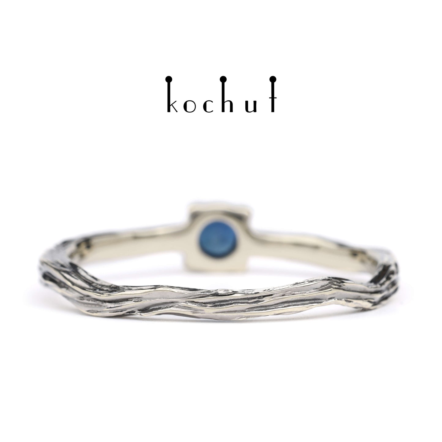 Winterzweig — Weißgoldring mit Saphir, beschichtet mit schwarzem Rhodium