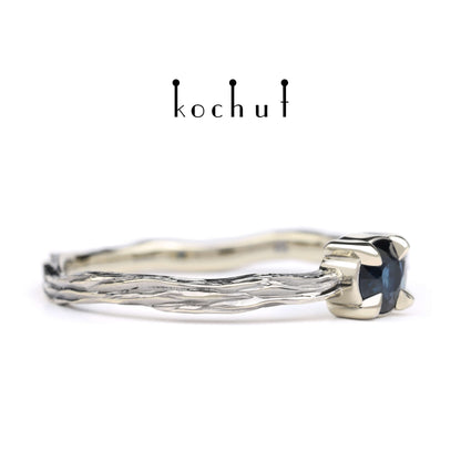 Winterzweig — Weißgoldring mit Saphir, beschichtet mit schwarzem Rhodium