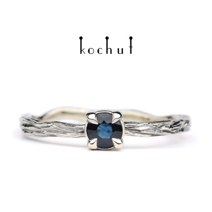 Winterzweig — Weißgoldring mit Saphir, beschichtet mit schwarzem Rhodium