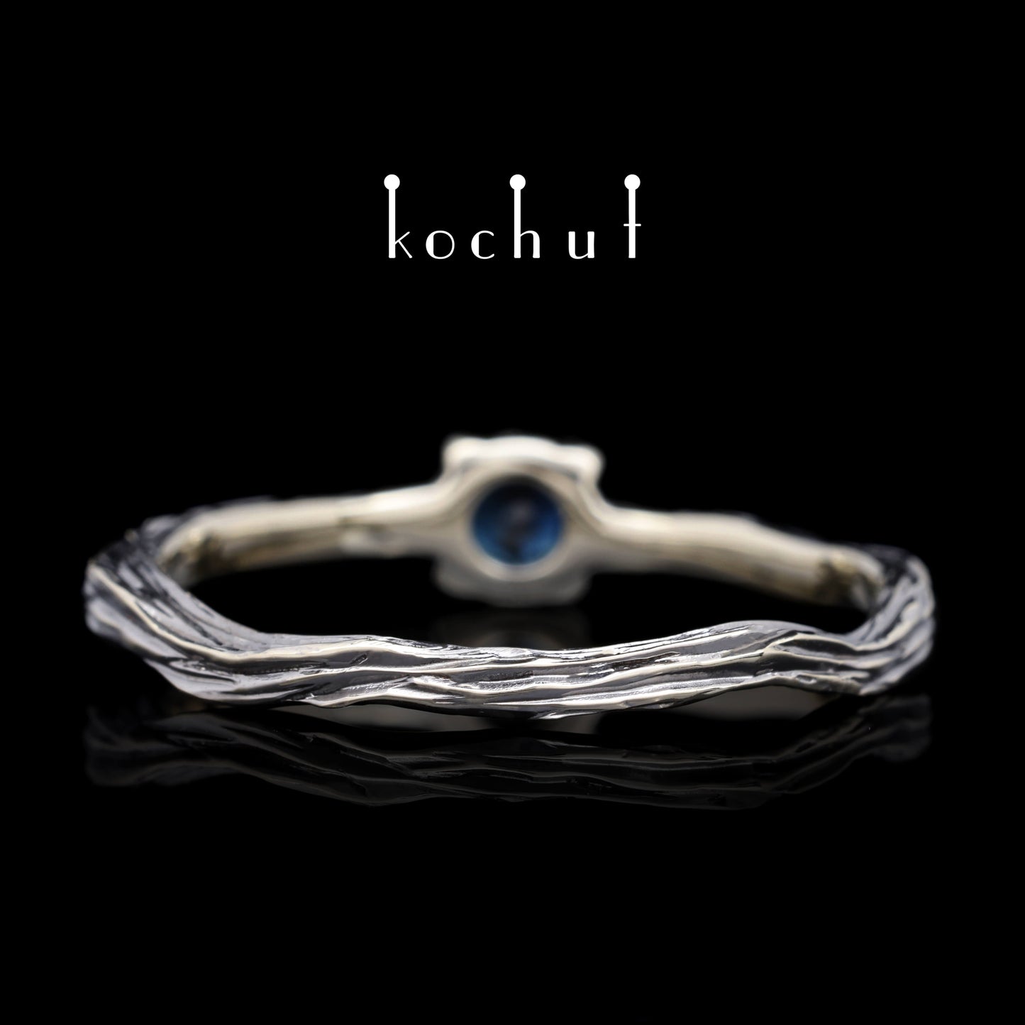 Winterzweig — Weißgoldring mit Saphir, beschichtet mit schwarzem Rhodium