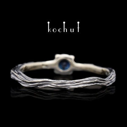 Winterzweig — Weißgoldring mit Saphir, beschichtet mit schwarzem Rhodium