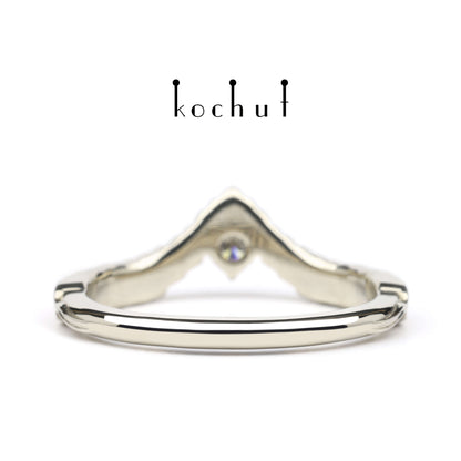 August-Schatz — Ring aus Weißgold mit Diamant