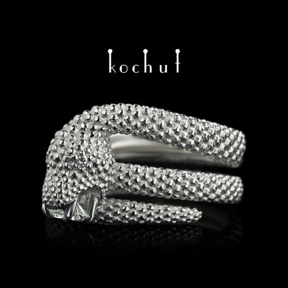 Liebe der Widerspenstigen — Ring aus Platin mit Diamanten